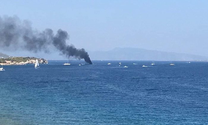 Φωτιά εκδηλώθηκε σε σκάφος το οποίο βρισκόταν στην παραλία της Μονής. Η επιχείρηση κατάσβεσης ολοκληρώθηκε.