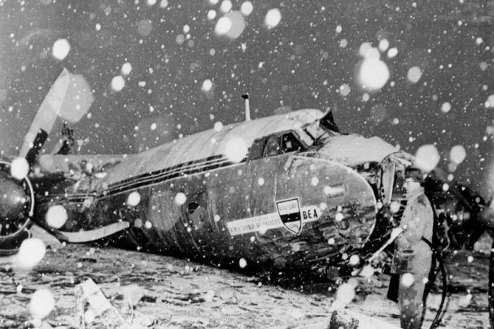 Η Μάντσεστερ Γιουνάιτεντ αποδεκατίζεται σε αεροπορικό δυστύχημα στο αεροδρόμιο του Μονάχου – Ποιος ήταν ο ήρωας παίκτης που έσωσε συμπαίκτες του από βέβαιο θάνατο