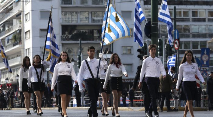 Αλλαγές στα σχολεία: Παραμένουν αγιασμός και προσευχή, καταργείται η κλήρωση για τη σημαία