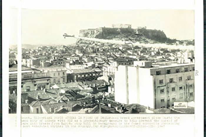 Απίστευτο: Δείτε φωτογραφία του 1947 από ψεκασμό στην Αθήνα για επιδημία χολέρας