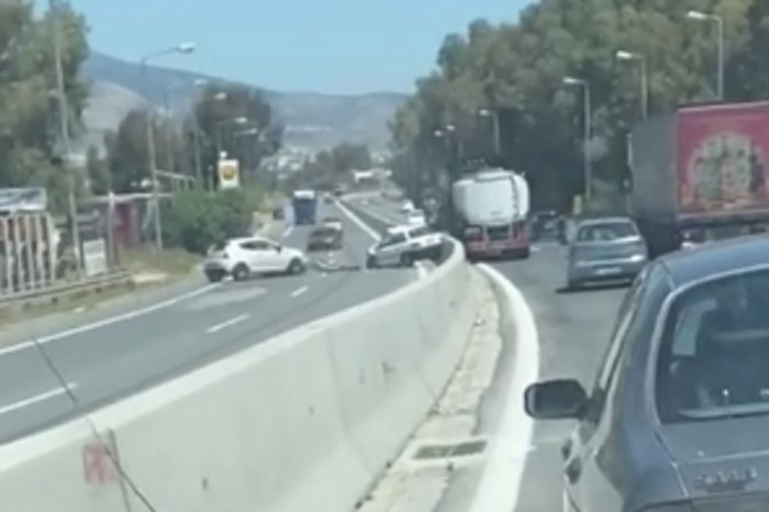 Εγκληματίας οδηγός στο Σκαραμαγκά – Οδηγούσε ανάποδα στη Λ. Αθηνών και τράκαρε (video)