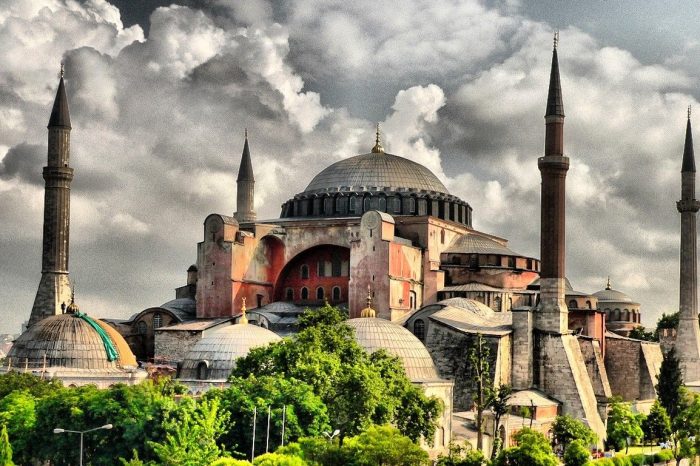 Το Ανώτατο Δικαστήριο της Τουρκίας κήρυξε νόμιμη την διαδικασία μετατροπής σε μουσείο της Αγίας Σοφίας στην Κωνσταντινούπολη. Οι πρωτοβουλίες πλέον στον κ. Erdogan