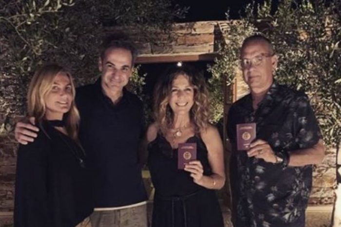 Ο Τομ Χανκς στην Αντίπαρο με τον Κυριάκο Μητσοτάκη - Η φωτογραφία με τα ελληνικά διαβατήρια