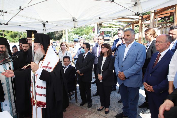 Στην επιμνημόσυνη δέηση που τελέστηκε στο Μάτι, παρουσία της Προέδρου της Δημοκρατίας Αικ. Σακελλαροπούλου, στη μνήμη των 102 θυμάτων της καταστροφικής πυρκαγιάς πριν από 2 χρόνια, ο Περιφερειάρχης Αττικής Γ. Πατούλης