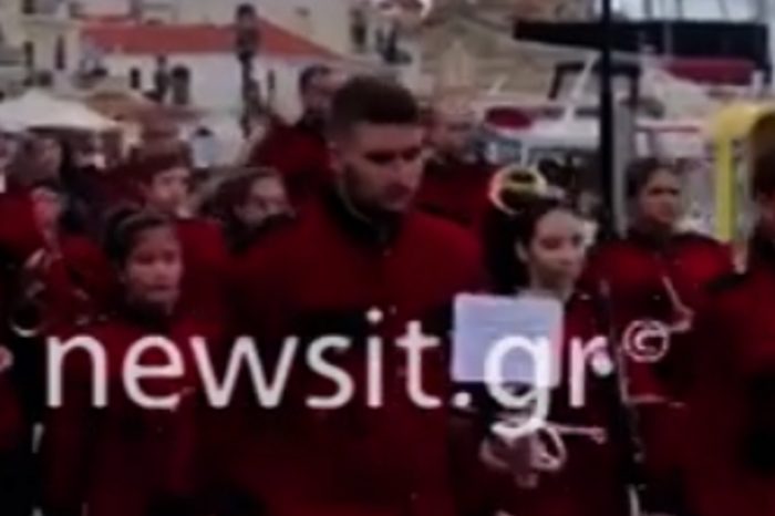 Αίγινα: Παρέλαση δίχως μάσκες! Απίθανες εικόνες με μαθητές, ιερείς, γονείς και αστυνομικούς (Βίντεο)