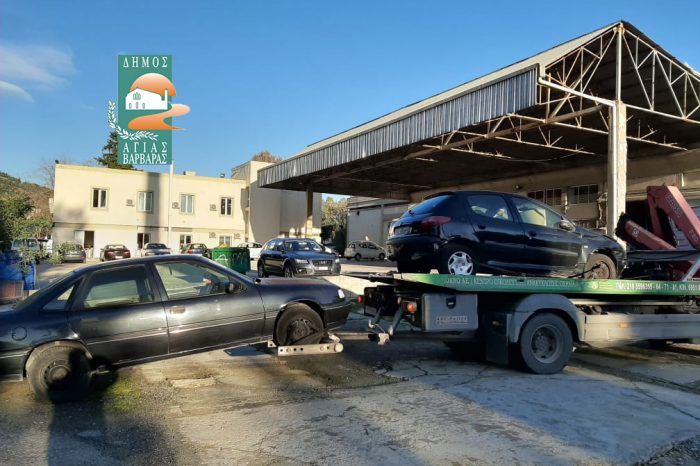Δύο ακόμη εγκαταλελειμμένα αυτοκίνητα απομάκρυνε σήμερα ο Δήμος από την πόλη