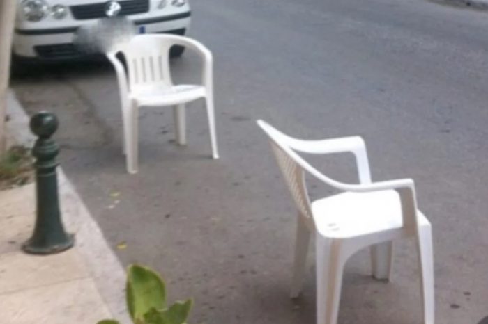 Πρόστιμο 400 ευρώ σε όσους βάζουν καρέκλες και καφάσια σε θέσεις πάρκινγκ