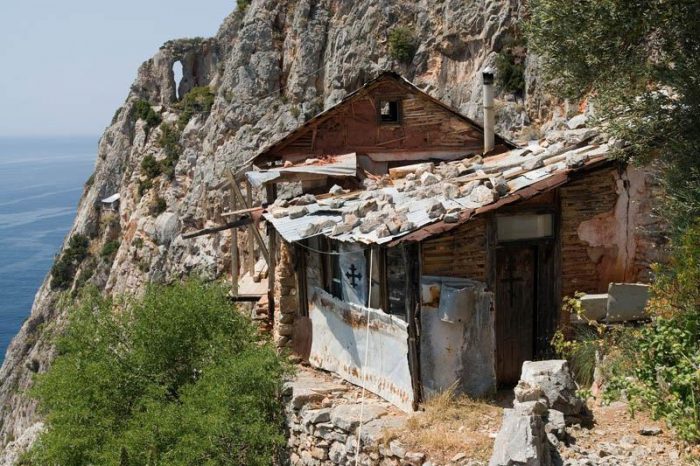Οι Ερημίτες Μοναχοί που ζουν στην άκρη του γκρεμού στο Άγιο Όρος – Κάποιοι δεν έχουν εγκαταλείψει το Βουνό εδώ και 60 Χρόνια