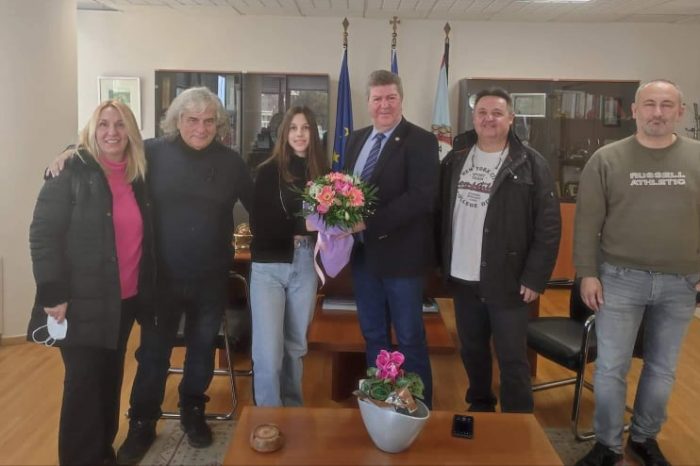 Ο Δήμαρχος Αιγάλεω Γιάννης Γκίκας τίμησε την πρωταθλήτρια του καλλιτεχνικού πατινάζ Μαρκέλλα Ζίκου