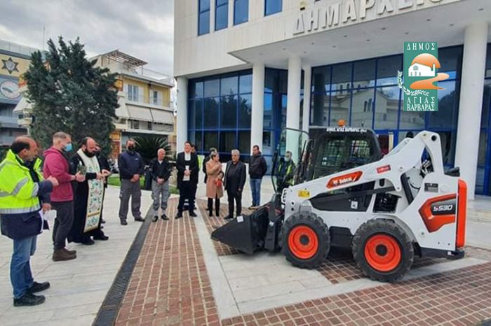 Ένα απαραίτητο όχημα-εργαλείο τύπου Bobcat, στην υπηρεσία της πόλης