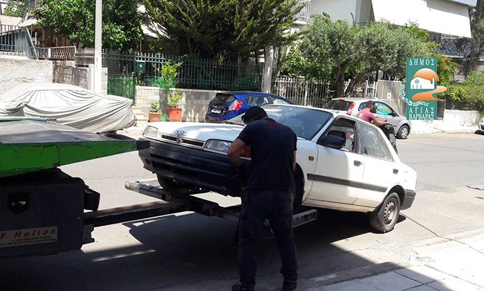 Άλλα δύο εγκαταλελειμμένα αυτοκίνητα απομακρύνθηκαν από την πόλη μας