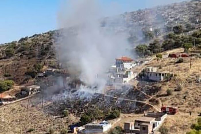 Φωτιά στον Κορυδαλλό - Σηκώθηκε ελικόπτερο