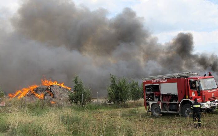 Φωτιά σε εργοστάσιο ανακύκλωσης στη Μάνδρα: Μήνυμα από 112 - «Παραμείνετε σε κλειστούς χώρους»