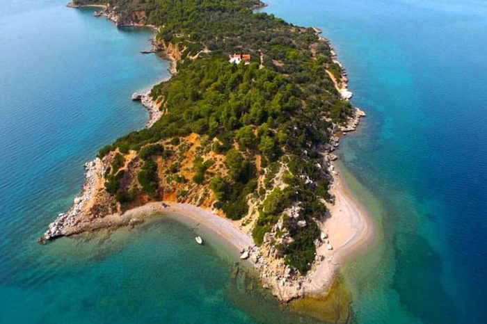 Ένα ακατοίκητο νησί κοντά στην Αθήνα γεμάτο υπέροχες παραλίες