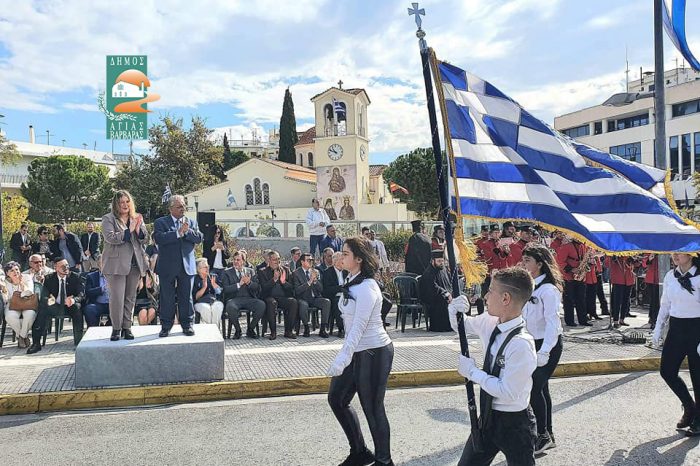 Λ. ΜΙΧΟΣ: ΟΙ ΣΗΜΑΙΕΣ ΨΗΛΑ. ΤΑ ΔΙΚΑ ΜΑΣ ΝΙΑΤΑ ΠΕΡΗΦΑΝΑ ΚΑΙ ΓΕΜΑΤΑ ΖΩΗ. ΟΜΟΡΦΗ ΜΕΡΑ. Η ΠΛΑΤΕΙΑ ΠΛΗΜΜΥΡΙΣΕ ΑΠΟ ΚΟΣΜΟ ΚΑΙ ΧΑΡΟΥΜΕΝΟΥΣ ΑΝΘΡΩΠΟΥΣ.