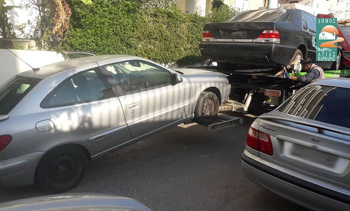 Συνεχίζεται η επιχείρηση απομάκρυνσης των εγκαταλελειμμένων οχημάτων από την πόλη