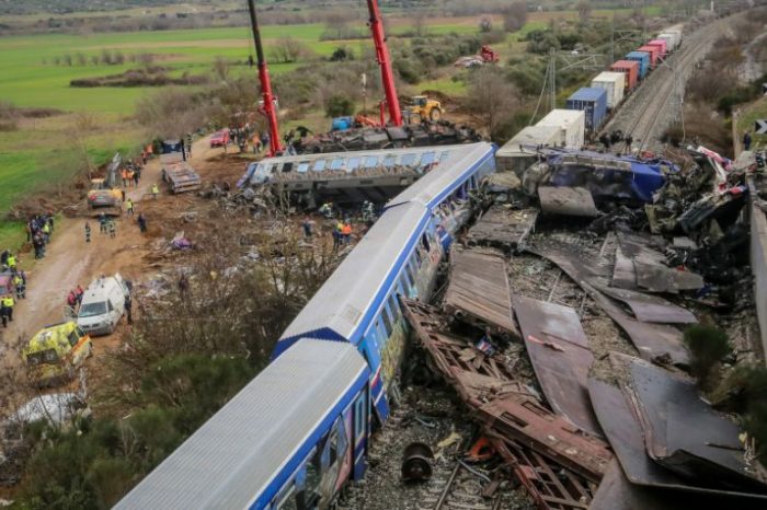 Σιδηροδρομική τραγωδία: θα μείνουμε μόνον στον φυσικό αυτουργό;
