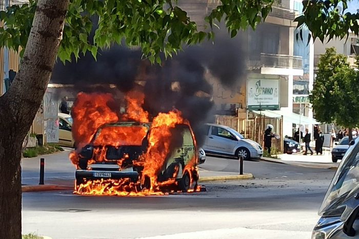 Φωτιά σε όχημα έξω από το Δημαρχείο του Αιγάλεω