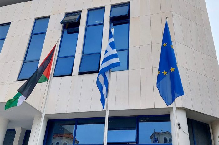 Η παλαιστινιακή σημαία αναρτήθηκε σήμερα 15/5 στο Δημαρχείο Αγίας Βαρβάρας σε ένδειξη αλληλεγγύης για την ημέρα μνήμης του Παλαιστινιακού λαού
