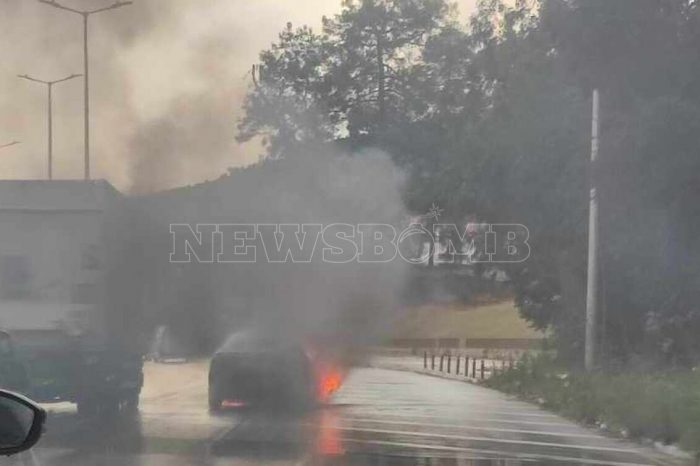 Στις φλόγες τυλίχθηκε κινούμενο αυτοκίνητο