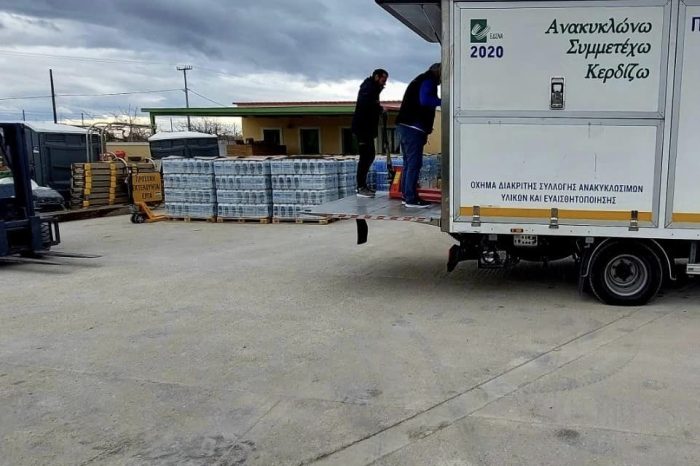 3 φορτηγά με 8,2 τόνους εμφιαλωμένο νερό παρέδωσε σήμερα το πρωί η Περιφέρεια Αττικής στους πολίτες της Αίγινας