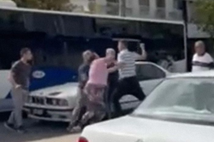 Άγριο ξύλο στο Αιγάλεω: Κατέβηκαν από τα αυτοκίνητά τους, πιάστηκαν στα χέρια και παρέσυραν έναν 43χρονο - Βίντεο